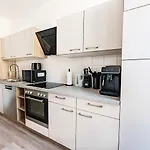 Modernes Fuer 5 Personen Mit Privatuearkplatz - Wlan Und Kaffeevollautomat *