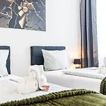 Modernes Fuer 5 Personen Mit Privatuearkplatz - Wlan Und Kaffeevollautomat Appartement *