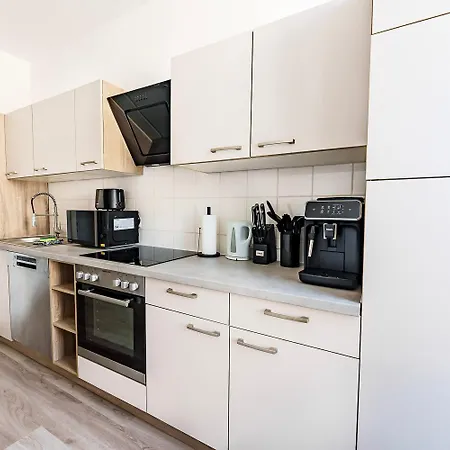Modernes Fuer 5 Personen Mit Privatuearkplatz - Wlan Und Kaffeevollautomat *