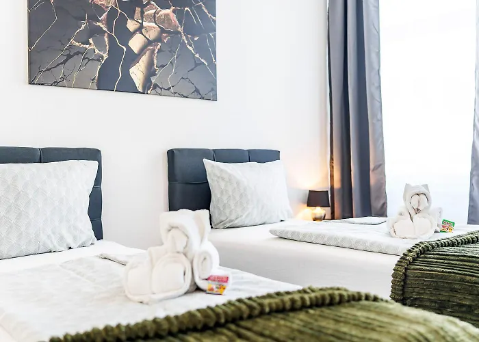 Modernes Fuer 5 Personen Mit Privatuearkplatz - Wlan Und Kaffeevollautomat Appartement *